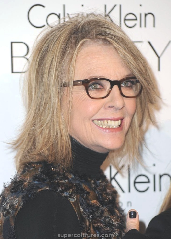 15 coiffures pour les femmes de plus de 50 ans avec des lunettes