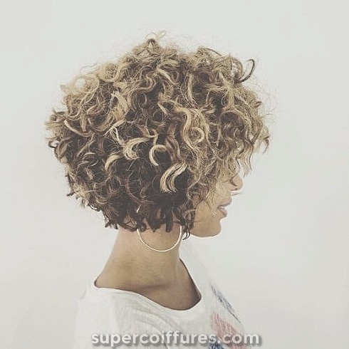 50 meilleures idées Curly Pixie Cut qui flatte la forme de votre visage