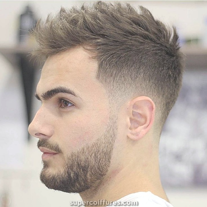 15 coiffures pour hommes pour une ligne de front en retrait