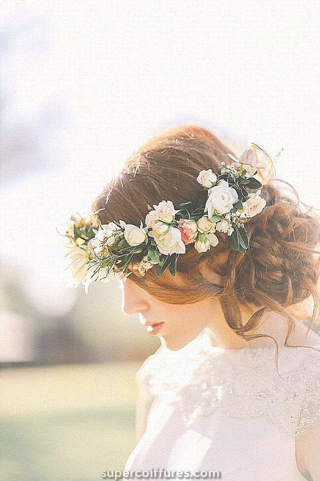 30 coiffures de mariage élégantes et gracieuses avec des fleurs