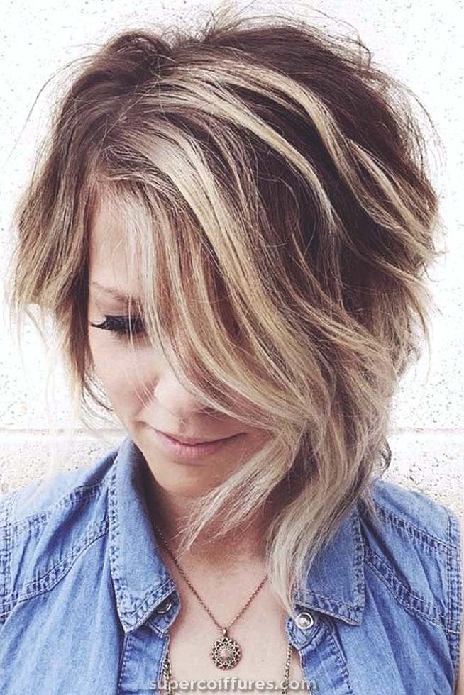 15 coiffures asymétriques attrayantes de bob pour des femmes