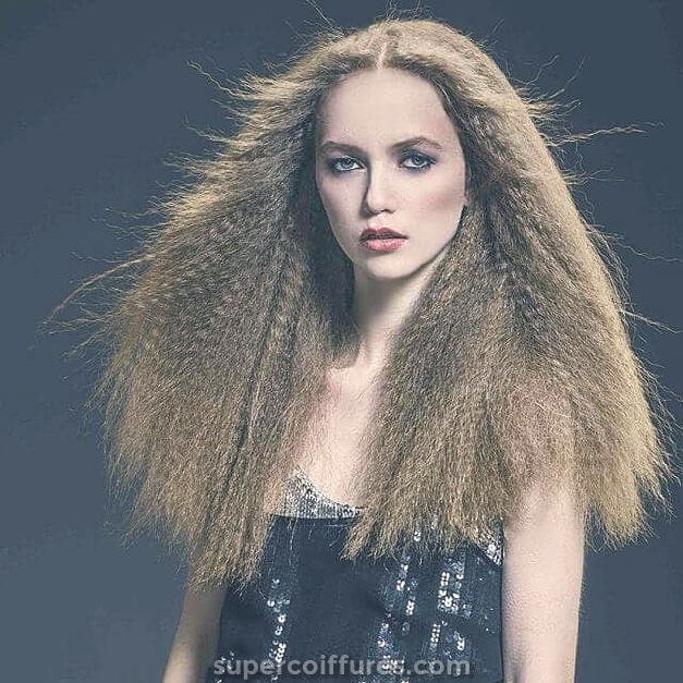 50 idées de cheveux frisés  qui vous feront sentir audacieux et différent