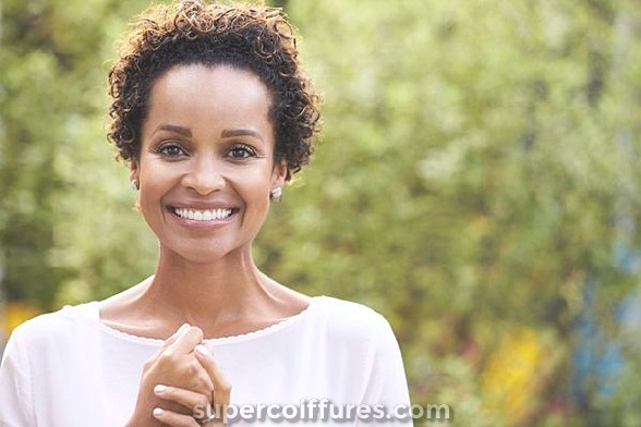 20 ravissantes coiffures afro frisées pour femmes