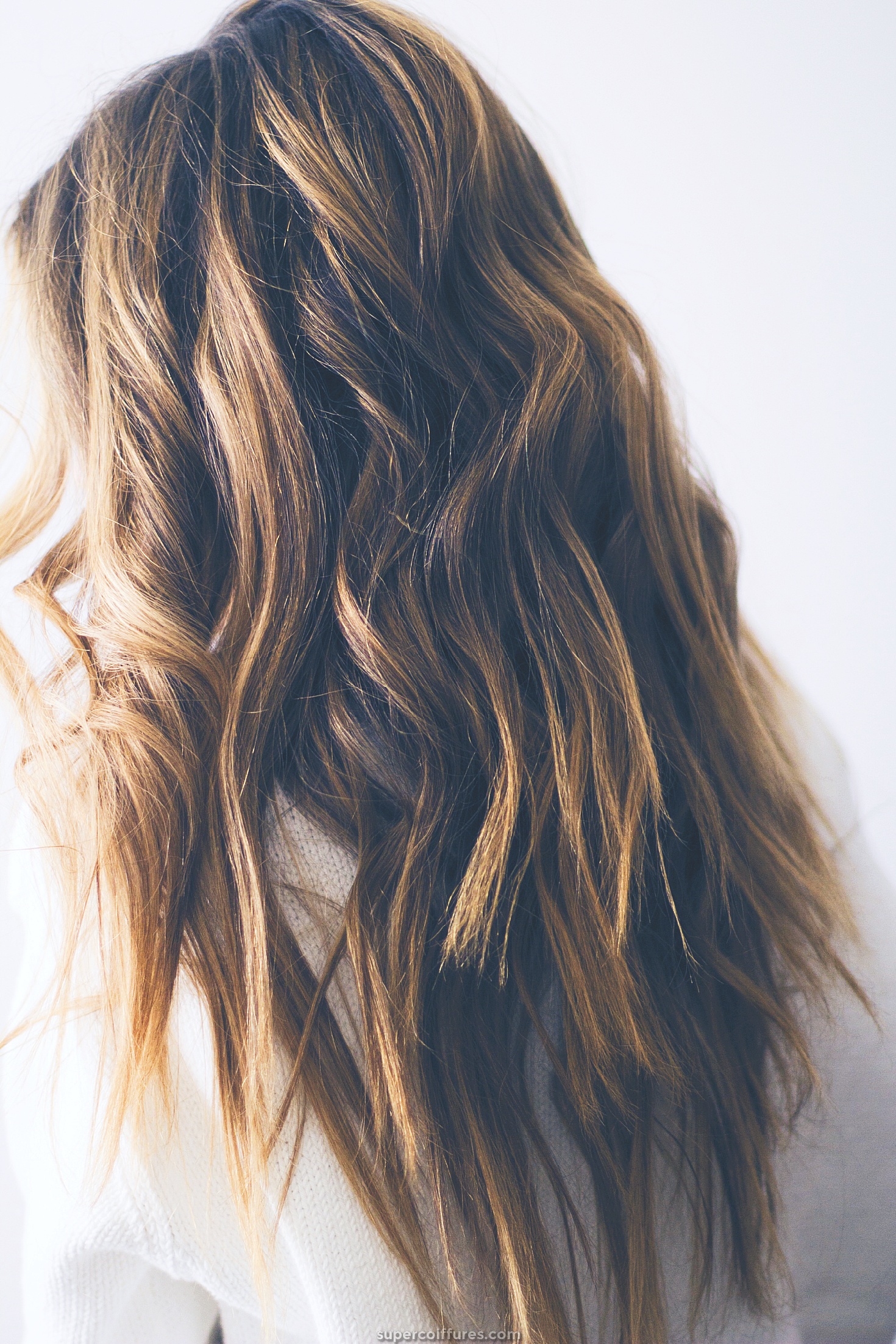 35 styles magnifiques pour avoir les vagues de la plage dans vos cheveux
