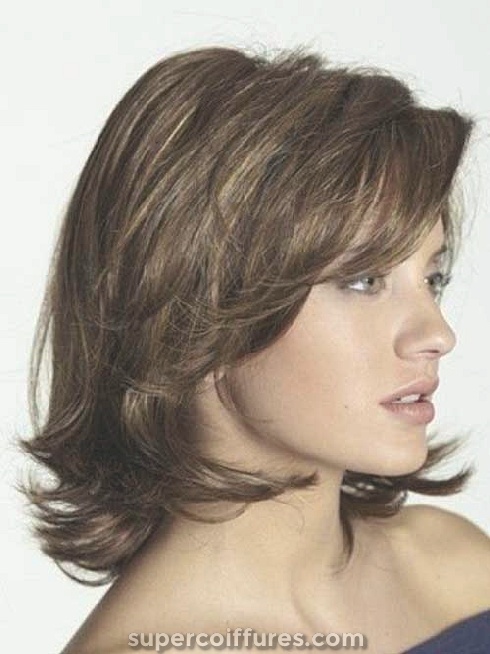 25 coiffures ondulées moyennes les plus recherchées pour les femmes