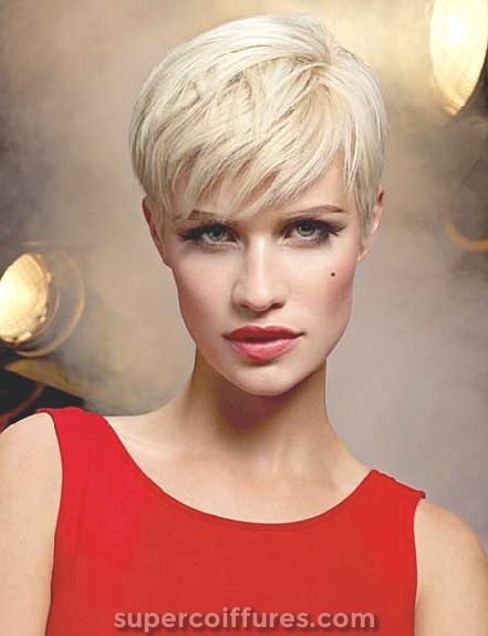 32 plus belles coiffures blondes courtes pour les femmes