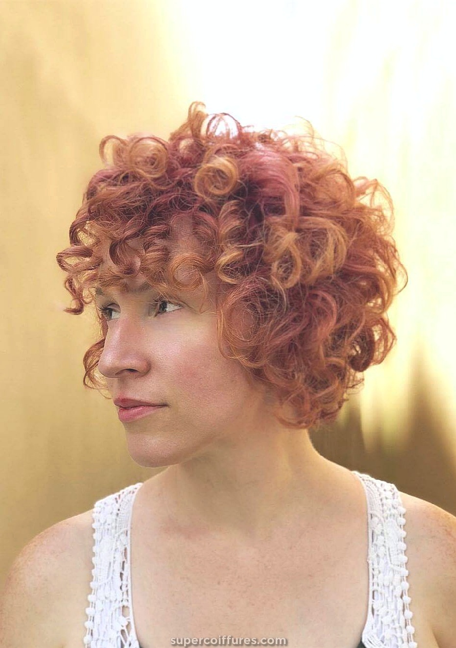 20 coiffures frisées courtes pour que les femmes aient l'air vivantes