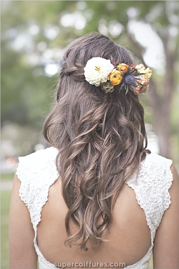 30 coiffures de mariage élégantes et gracieuses avec des fleurs