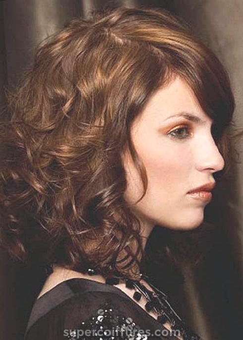18 superbes coiffures frisées moyennes pour femmes