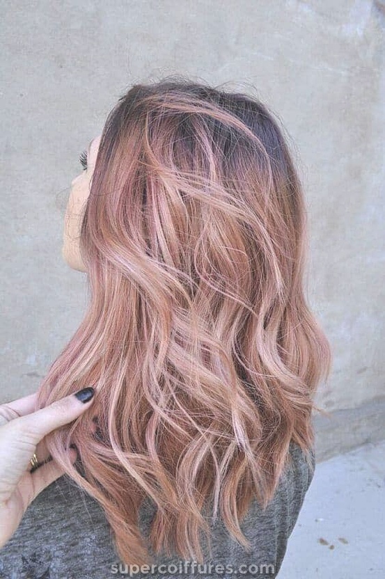 50 couleur de cheveux irrésistible en or rose semble prouver que vous pouvez retirer cette tendance