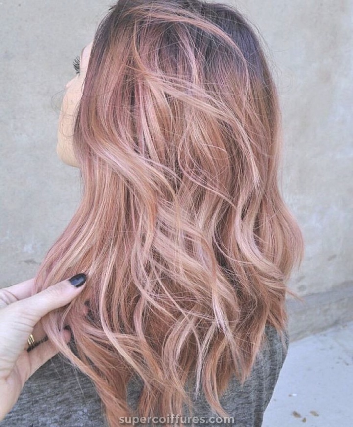 20 idées de couleur de cheveux or rose pour les femmes