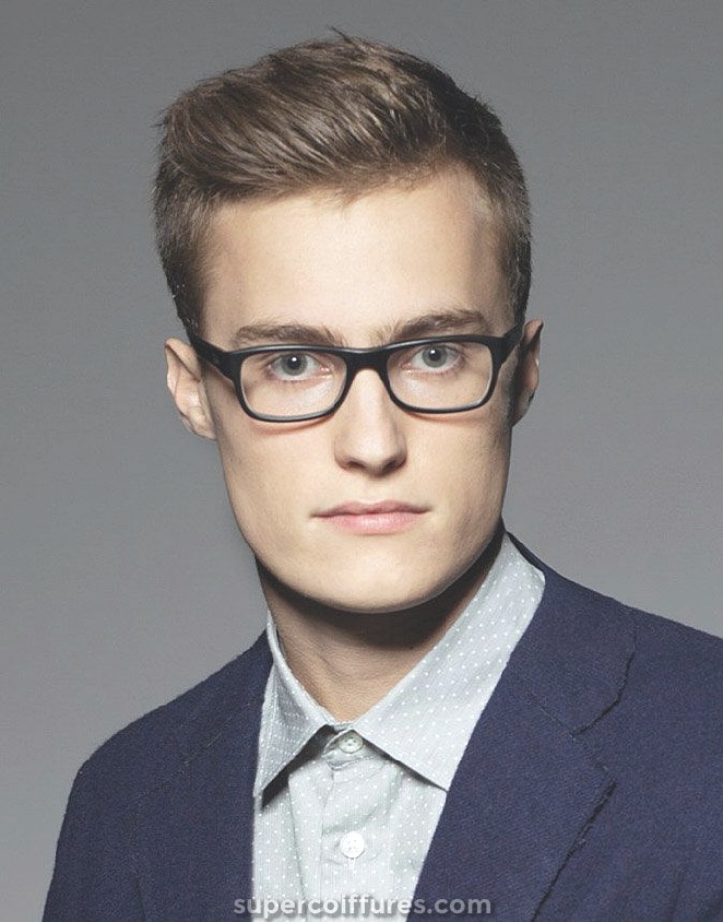22 coiffures pour hommes avec des lunettes pour un look cool et élégant