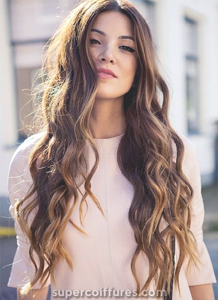 20 plus belles coiffures longues ondulées pour vous inspirer