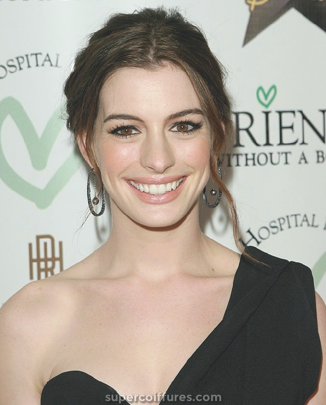 Coupe de cheveux d'Anne Hathaway - 35 looks de cheveux élégants d'Anne Hathaway