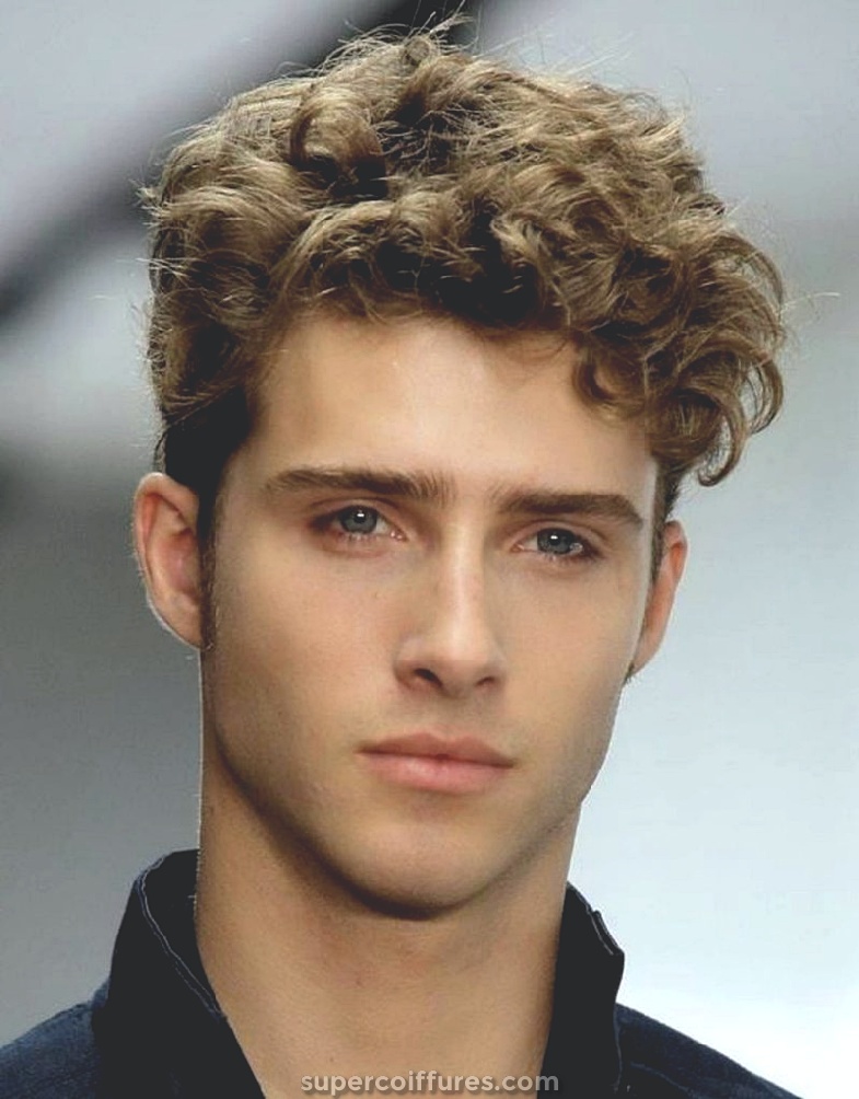18 coiffures bouclées pour les hommes à regarder charismatique