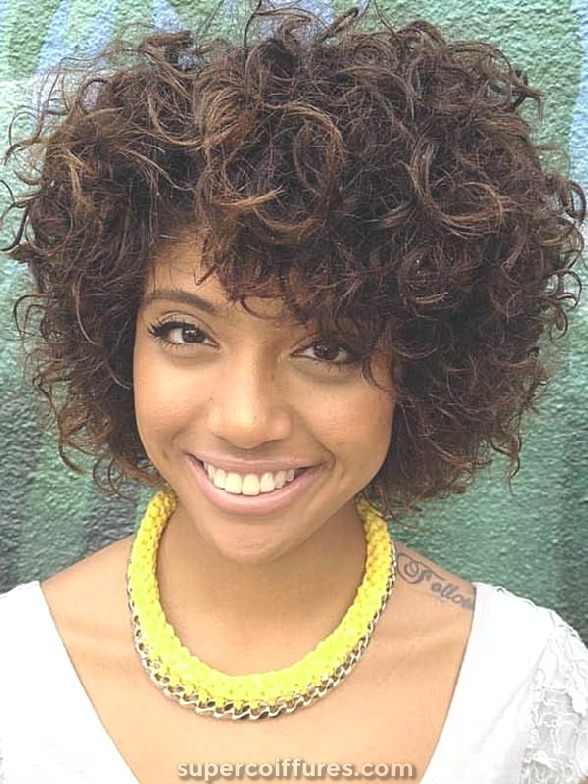 18 superbes coiffures courtes pour les femmes noires