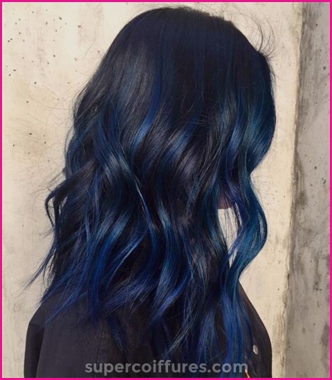 le-bleu-la-couleur-de-cheveux-inattendue-qui-fait-sensation-cette-annee1710558322 Le bleu, la couleur de cheveux inattendue qui fait sensation cette année